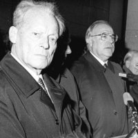 Facebook-Titelbild mit dem damaligen Außenminister Hans-Dietrich Genscher (FDP), SPD-Ehrenvorsitzender Willi Brandt und Bundeskanzler Helmut Kohl (CDU). Aufgenommen am 10. November 1989.